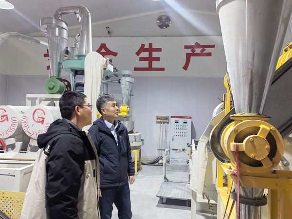 张红艳(右)实地考察项目.jpg